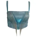Nahaufnahme von glitzerndem blauem Stoff und silbernen Fransen an einem sexy Crop-Top - S / Oberteile / Eisblau