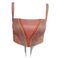 Detailaufnahme des glitzernden pinken Stoffes und der silbernen Metallfransen dieses Camisoles - S / Oberteile / Orange