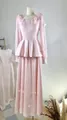Détail de la robe longue rose de style français avec appliques de papillons en 3D - XS / Haut Et Bas / Rose