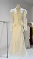 Vue complète d'un ensemble en dentelle crème avec broderie florale détaillée sur mannequin - XS / Haut Et Bas / Abricot