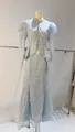 Détail d'un ensemble en dentelle bleu clair avec manches bouffantes et haut à basque. - XS / Haut Et Bas / Bleu clair