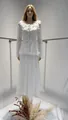 Weißes Spitzenoberteil im französischen Stil und Maxirock mit Falten auf einer Schaufensterpuppe - XS / Oberteil Und Unterteil / Weiß