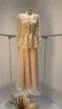 Detail von elegantem Spitzenoberteil mit Schößchen und passendem Maxirock in Beige - XS / Oberteil Und Unterteil / Rosa