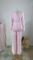 Élégant ensemble rose à manches longues, col en V avec perles et pantalon large - XS / Haut Et Bas / Version Pantalon / Rose