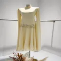Gedetailleerd overzicht van een elegante gele avondjurk met borduurwerk en cape mouwen - XS / Dresses / Geel