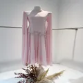 Elegante roze avondjurk met taille kralenborduurwerk en vloeiende cape-mouwen - XS / Dresses / Roze