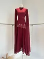 Elegante wijnrode avondjurk met prachtig kralenborduursel en lange cape-mouwen - XS / Dresses / Bordeauxrood