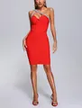 Dettaglio di un abito a fascia rosso monospalla con elegante spallina in strass - Rosso