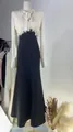 Dettaglio ravvicinato dell'elegante abito stile francese con pizzo di perle in vita - Nero