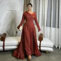 Detailansicht eines eleganten rostfarbenen Abendkleides mit Satinausschnitt und Faltenrock - XS / Oberteil Und Unterteil / Dunkelrot
