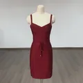 Robe bandage bordeaux élégante avec col en V, fines bretelles et ceinture à nouer - Style Moulant Bordeaux