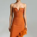 Elegantes orangefarbenes trägerloses Bandage-Kleid mit V-Ausschnitt und Federbesatz - S / Feder Schlitz Bandage Kleid / Braun