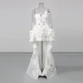 Vista completa del vestido blanco con volantes, calados florales y capas escalonadas - S / Top Y Pantalón / Blanco