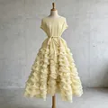 Elegante lichtgele maxi-jurk met ronde hals, een ceintuur in de taille en ruches - S / Boven- En Onderstuk / Geel
