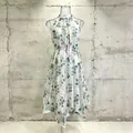 Vista detallada de un vestido de verano sin mangas con flores verdes y un dobladillo irregular - M / Top Y Pantalón / Verde