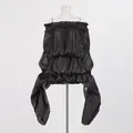 Dettaglio di un abito nero con spalle scoperte, balze e maniche asimmetriche fluenti - Taglia S / Top / Nero