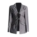 Vista ravvicinata di blazer grigio con tagli irregolari e lacci sulla parte anteriore - XL / Top / Grigio
