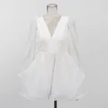 Gedetailleerd vooraanzicht van een witte mesh jurk met V-hals en een korset taille - S / Wit