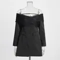Detalle de costuras de malla y diseño de hombros descubiertos del vestido blazer negro - S / Tops / Negro