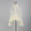 Elegante abito in pizzo bianco sporco con bottoni e maniche a campana con volant - Taglia S / Vestiti / Albicocca