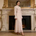 Élégante robe vintage française rose clair avec col haut à volants et manches bouffantes - S / Haut Et Bas / Rose