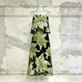Vestido largo elegante de tirantes finos con estampado de grandes lirios sobre negro. - S / Top Y Pantalón / Verde