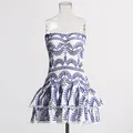 Elegante blauw-wit geborduurde strapless jurk met een gelaagd ontwerp met ruches - Blauw