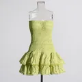 Detalle de vestido palabra de honor verde lima con corpiño elástico y falda volante - L / Top Y Pantalón / Verde