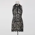 Élégante robe courte en dentelle noire sans manches avec col pointu et taille corsetée. - S / Haut Et Bas / Noir