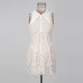 Vue détaillée de la robe courte en dentelle avec col pointu élégant et détails de taille corset - S / Haut Et Bas / Blanc