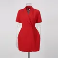 Detalle frontal de un vestido blazer rojo de manga corta con un botón en la cintura - S / Top Y Pantalón / Rojo