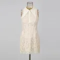 Détail d'une robe sans manches en dentelle blanche de style français avec taille corsetée - S / Haut Et Bas / Abricot