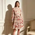 Robe fleurie de style français élégante avec des couches de dentelle et un col montant - S / Impression