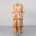 Détail d'une robe rétro à fleurs avec bordures en dentelle et décolleté en V - S / Bas / Orange