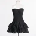 Primer plano del bordado y las capas de volantes del minivestido negro sin tirantes - L / Top Y Pantalón / Negro