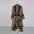 Vue détaillée de la robe léopard de style français avec de l'élégante broderie en dentelle - Imprimé léopard