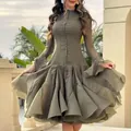 Elegante olijfgroene midi-jurk met ruches, uitlopende mouwen en knoopsluiting. - Groen