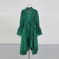 Vue de face robe verte style français brodée avec manches cloche et taille nouée - Vert