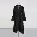 Détail d'une robe noire brodée style cour française avec manches évasées et dentelle. - Noir Pur