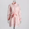 Dettaglio dei ricami francesi rosa e della trama di pizzo traforato su questo abito - Taglia S / Top / Rosa