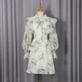 Vista completa de vestido de malla estilo francés con detalles de volantes y estampado aves - S / Top Y Pantalón / Blanco