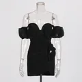 Detail van de off-shoulder zwarte mini-jurk met bloemige strass-accenten. - S / Tops / Zwart