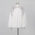 Vista detallada del patchwork de malla blanca transparente y gasa plisada en esta blusa de manga - S / Tops / Blanco