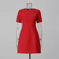 Vista frontale di un elegante vestito rosso a maniche corte su un manichino. - Taglia S / Top E Pantaloni / Rosso