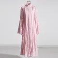 Robe maxi élégante en dentelle rose avec col montant et détails de manches cloche chic - S / Haut Et Bas / Rose