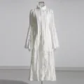 Robe longue en dentelle blanche avec des manches cloche élégantes et un col montant chic. - S / Haut Et Bas / Blanc