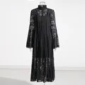 Robe longue en dentelle noire élégante avec col montant et manches évasées en cloche. - S / Haut Et Bas / Noir