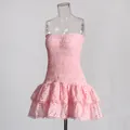 Detail van een roze strapless mini-jurk met gesmokte body en geborduurde ruches - Roze