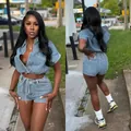 Vorder- und Rückansicht eines lässigen blauen Sommer-Denim-Zweiteilers für Damen im Set - S / Oberteil und Hose / Himmelblau