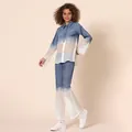 Plano completo de modelo con elegante conjunto coordinado degradado azul y blanco - M / Top Y Pantalón / Azul